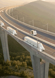 Zukünftige Lkw und Autos fahren auf einer erhöhten Autobahn durch eine grüne Landschaft.