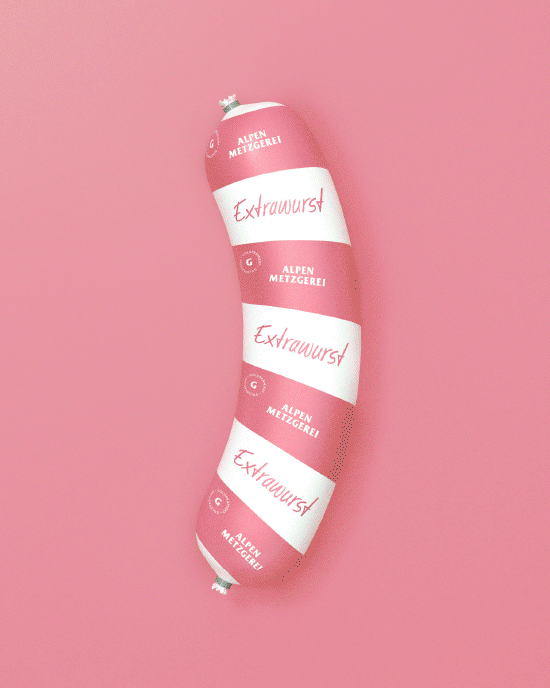 Rosa und weiße Extrawurst von Alpenmetzgerei auf rosa Hintergrund.
